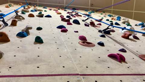 bas du mur d'escalade