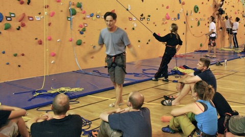 Alain Vinouze enseignant l'escalade en 2011 au Gymnase de La Plaine